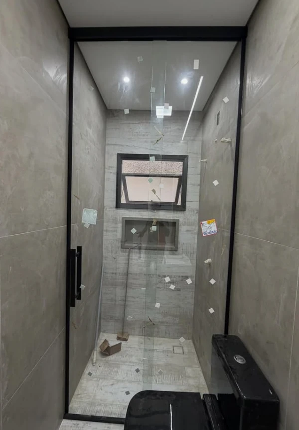 Box até o teto com acabamento preto fosco instalado pela Carlinhos Vidros