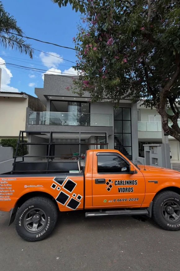 Equipe Carlinhos Vidros com caminhonete de instalação no local da obra